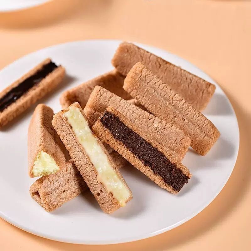 Snack Crunchy Treat Box，Lava Triangle Crispy Wafer Chocolate Milk Filling