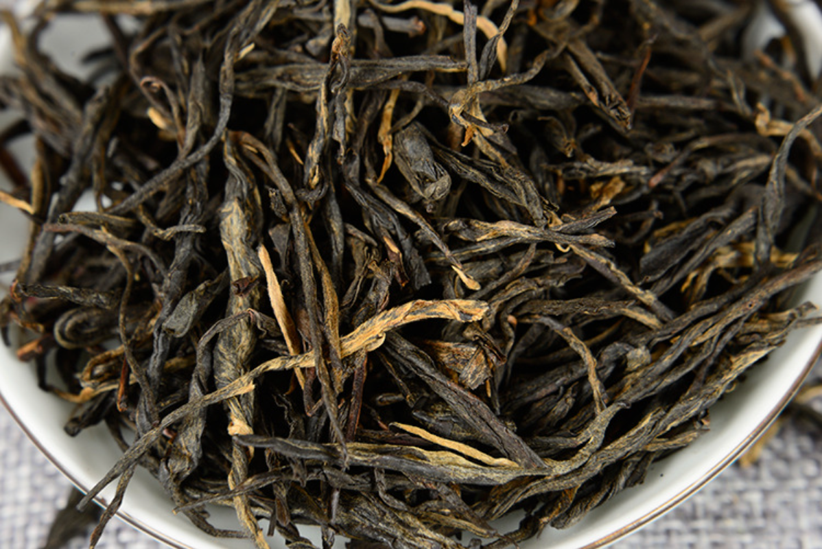 Fengqing Dian Hong tea raw Pine needles one bud two leaves straight black tea