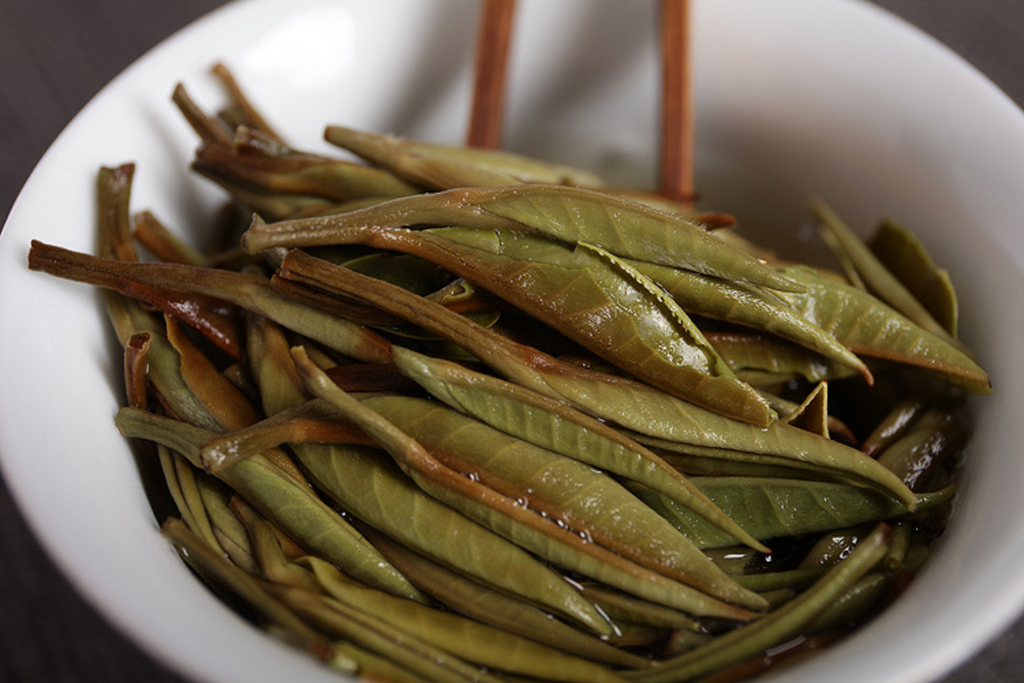 Pu'er raw tea white hair silver needle white hair single bud moonlight white tea