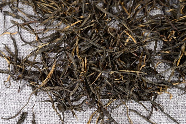 Fengqing Dian Hong tea raw Pine needles one bud two leaves straight black tea