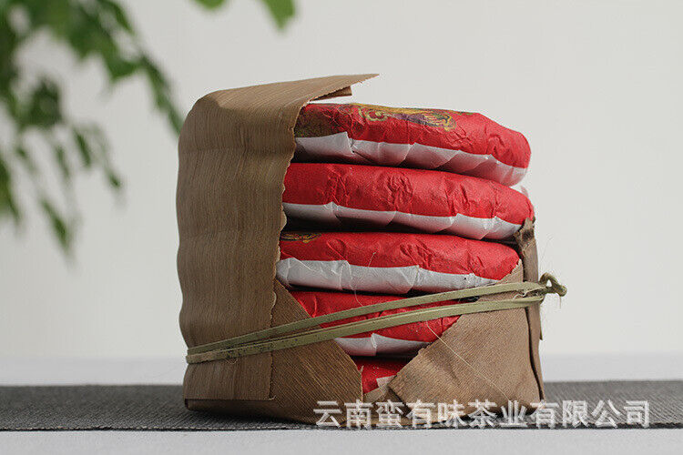 200g cake tea Yunnan Dian Hong tea Fengqing black tea Ancient tree sun red
