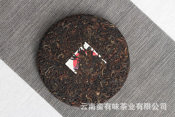200g cake tea Yunnan Dian Hong tea Fengqing black tea Ancient tree sun red