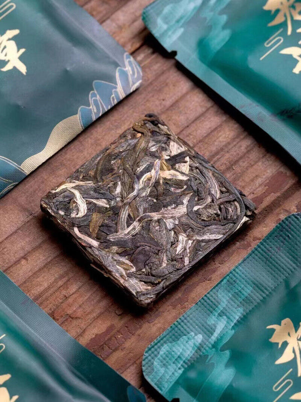 Yunnan Menghai Puerh Tea Raw Tea Lao Banzhang Lao Man Jingmai Mountain 250g