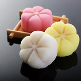 Mid-Autumn Festival moon cake gift box Hong Kong-style milk yellow flowing heart