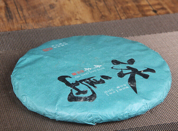 Iceland tree raw tea cake spring tea pure sweet new teaMengku pure tea Pu-erh