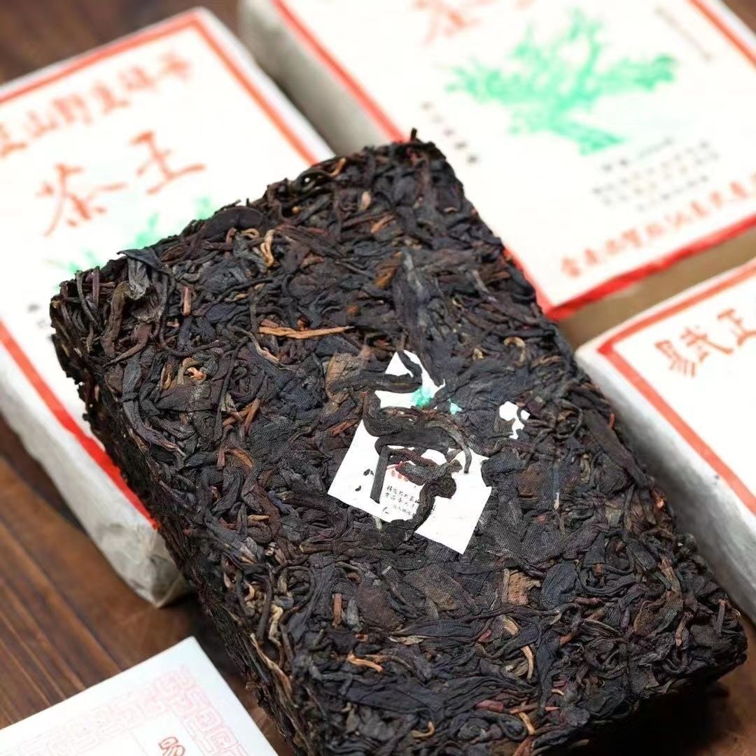 Yiwu Wild Tea Yunnan Ancient Tree Pu'er Tea Smoky Fragrance Raw Tea 300g