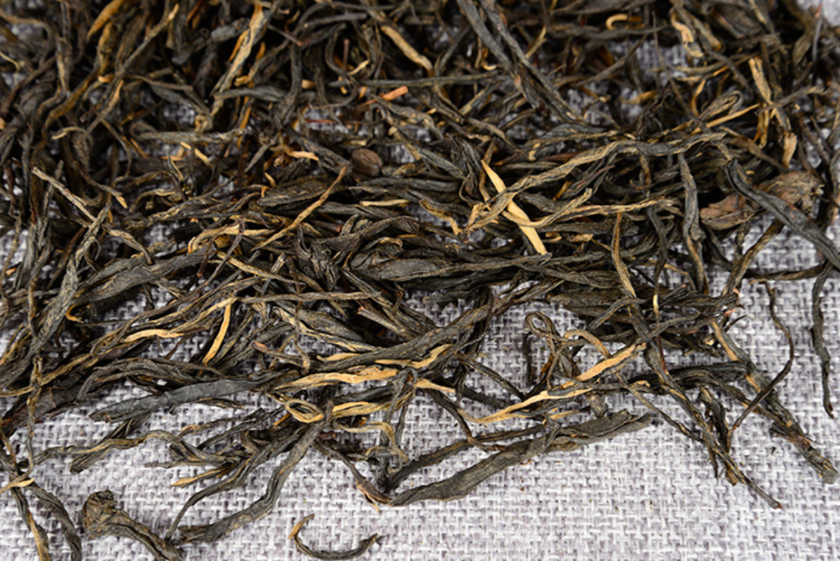 Fengqing Dian Hong tea raw Pine needles one bud two leaves straight black tea