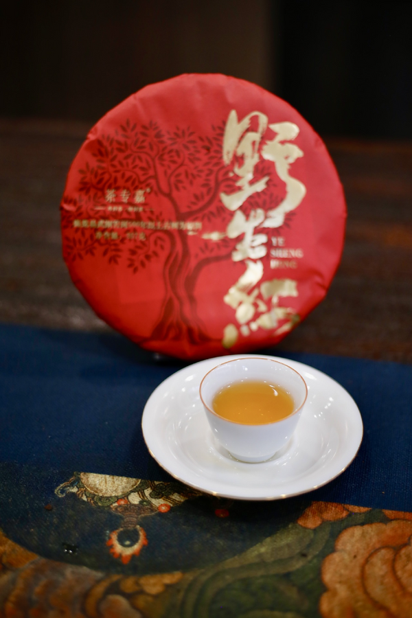 357G Yunnan Dian Hong Fengqing black tea wild ancient tree black tea cake tea