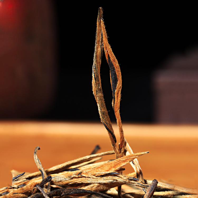 Yunnan Fengqing DianHong tea Pine Needle Un bourgeon une feuille Golden Needle Secondary image