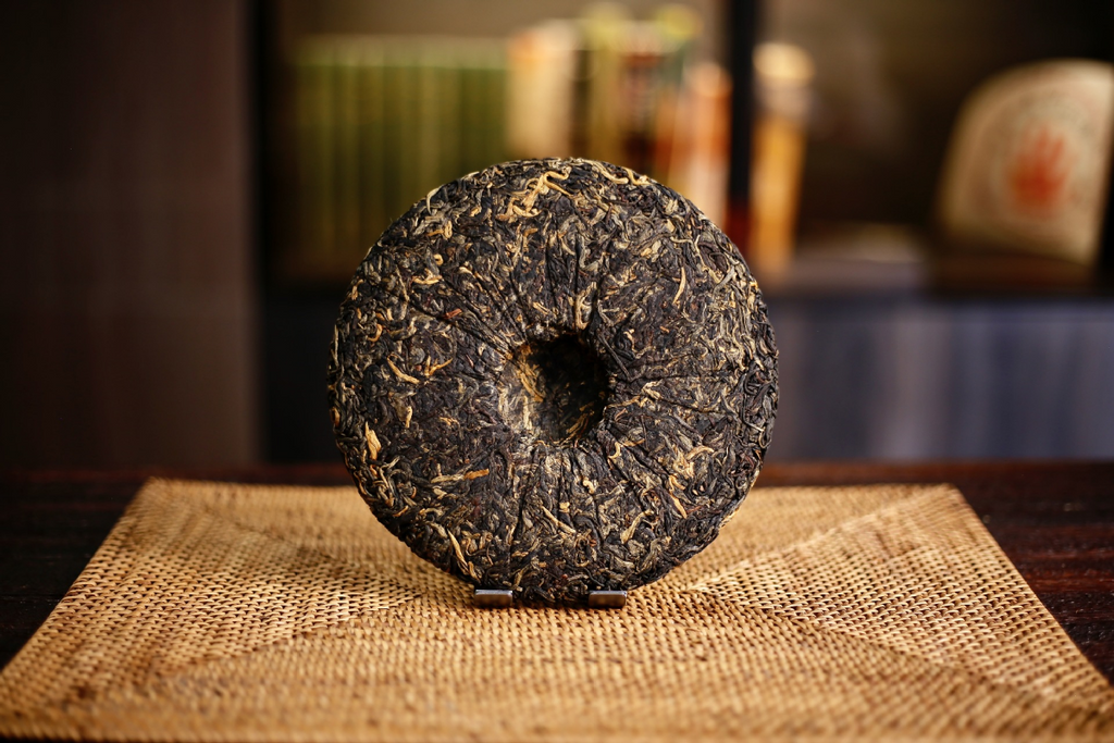 357G Yunnan Dian Hong Fengqing black tea wild ancient tree black tea cake tea
