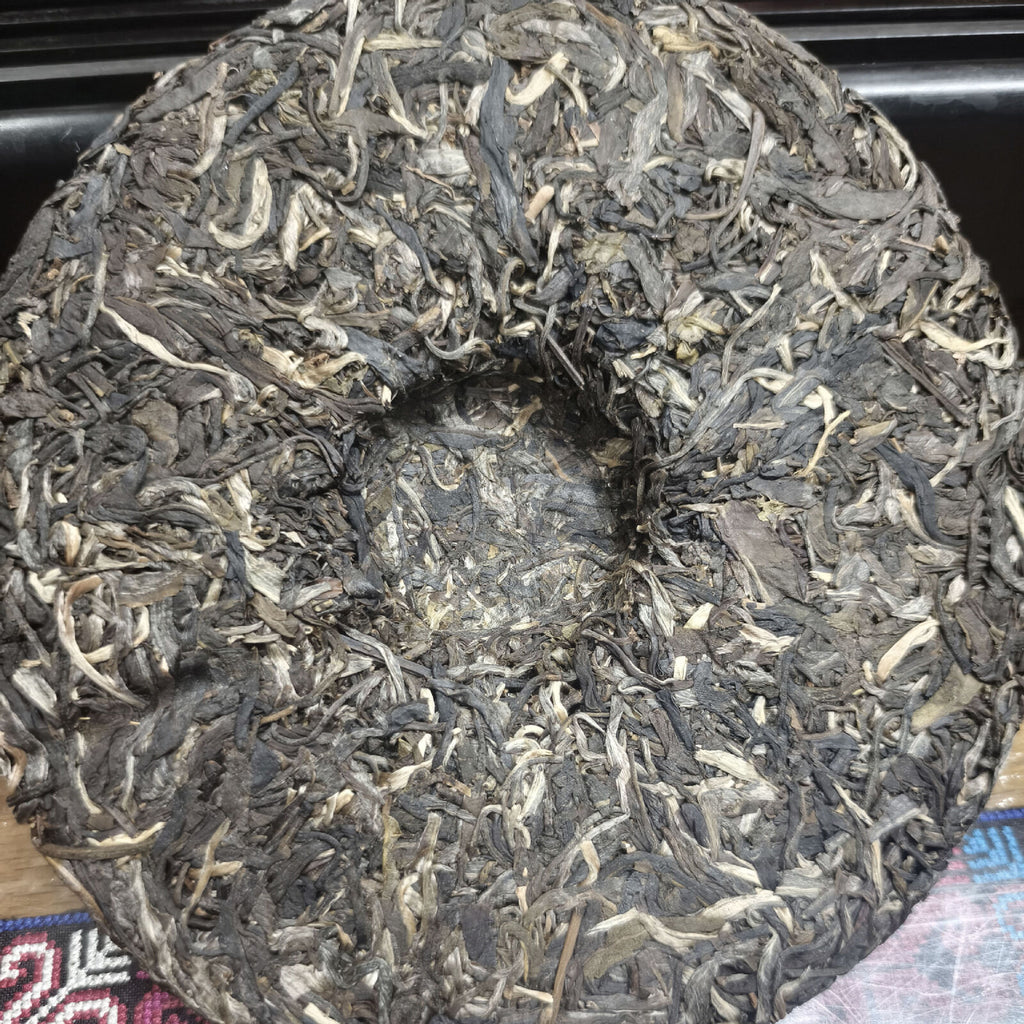 Yunnan Pu-erh Tea Cake Lao Ban Zhang Ancient Tree Raw Pu-erh Tea 357g