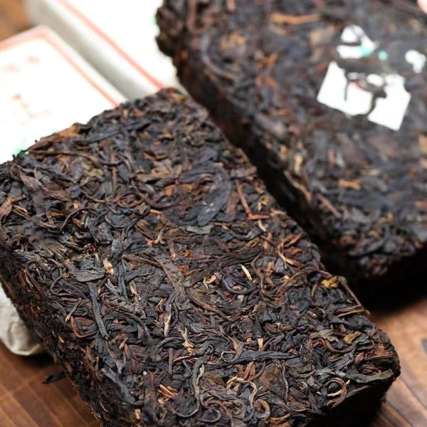 Yiwu Wild Tea Yunnan Ancient Tree Pu'er Tea Smoky Fragrance Raw Tea 300g