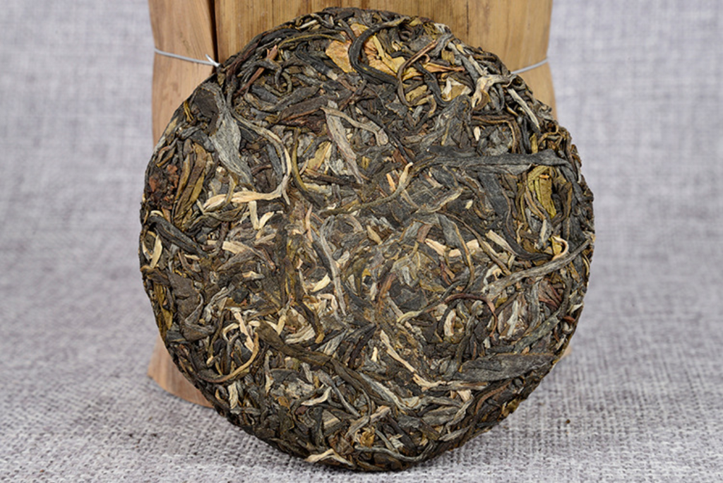 Yunnan Pu'er Tea 100g Icelandic Ancient Tree Raw Tea Cake Pu'er Raw Tea Cake