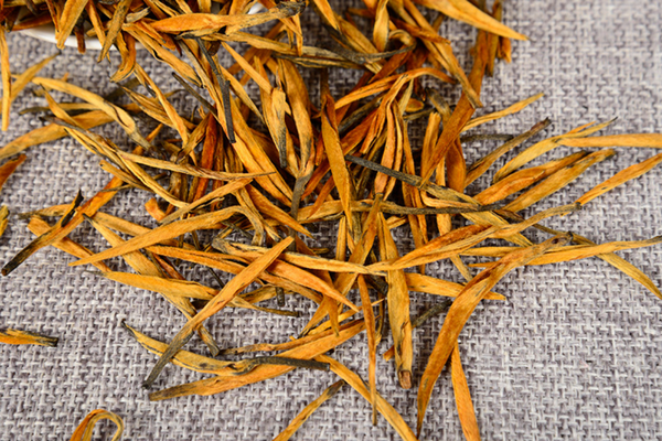 500G Yunnan Fengqing black tea gold needle black tea whole bud straight strip