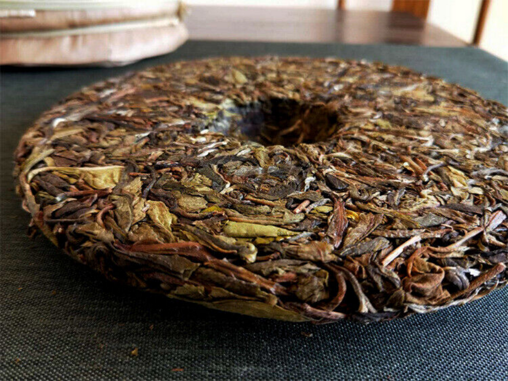 357g Pu'er raw tea golden leaves golden Mengku yellow slices, seven seed cakes