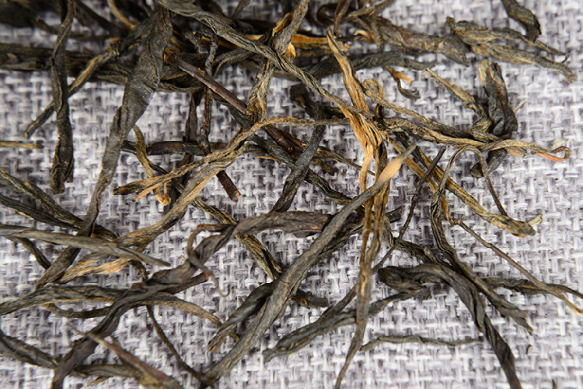 Fengqing Dian Hong tea raw Pine needles one bud two leaves straight black tea