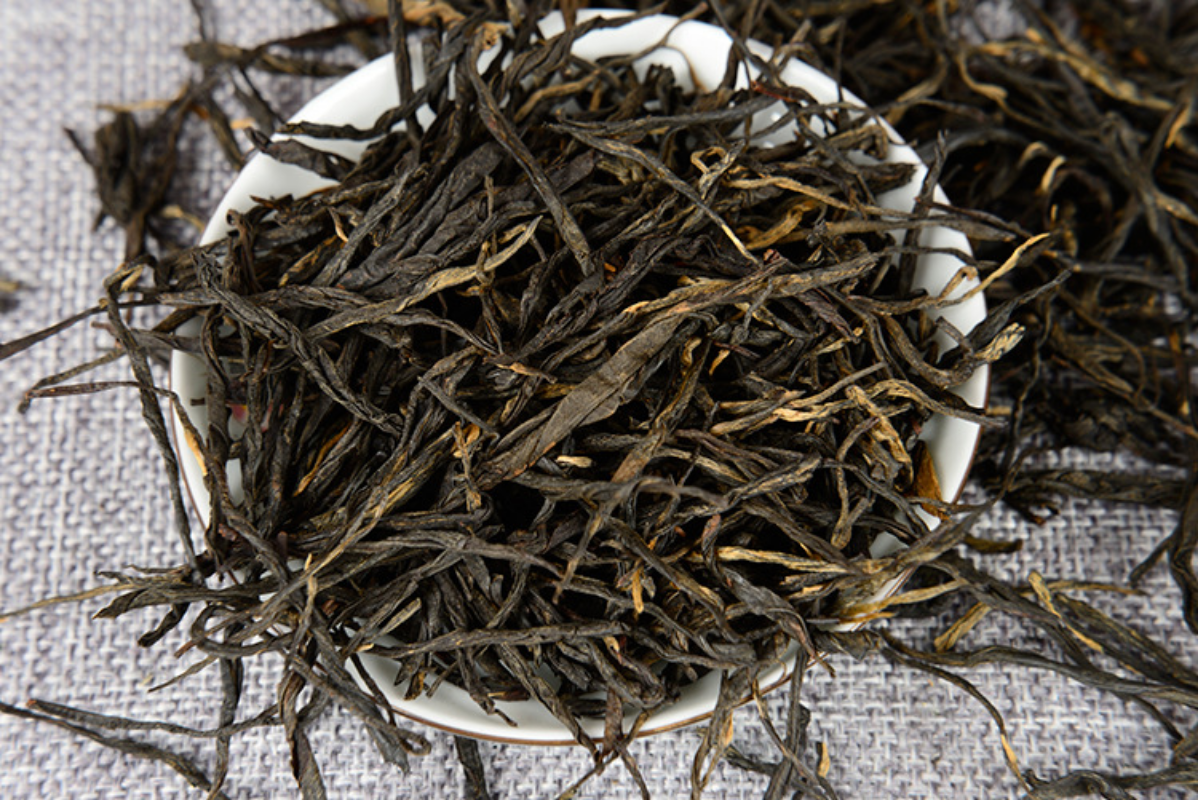 Fengqing Dian Hong tea raw Pine needles one bud two leaves straight black tea