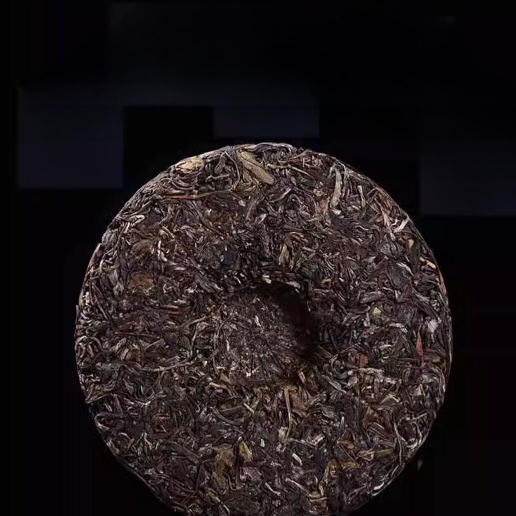 357g Natural of Menghai Yunnan Pu'er raw tea: from a premium tea region Secondary image
