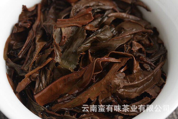 200g cake tea Yunnan Dian Hong tea Fengqing black tea Ancient tree sun red