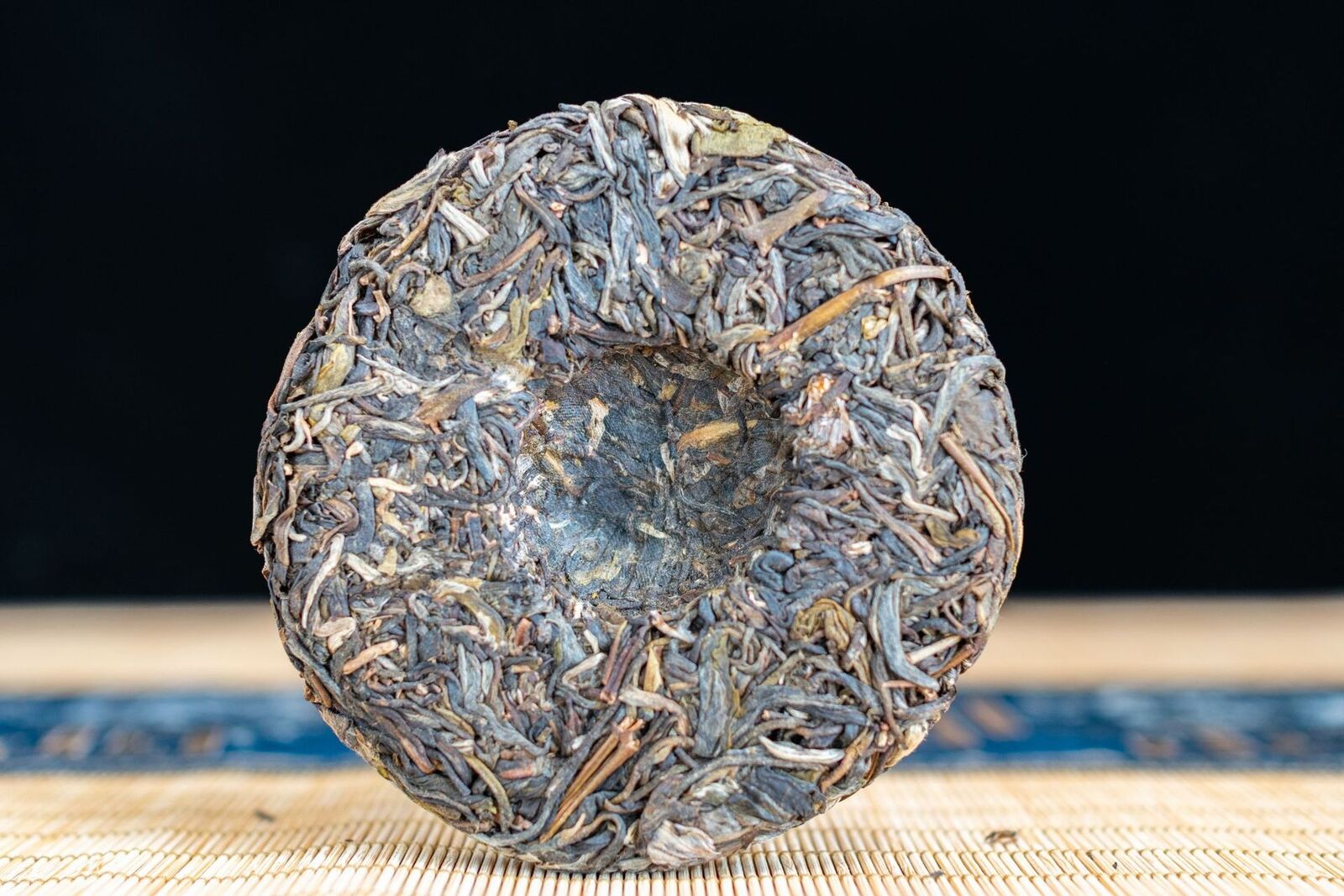 100g Pu'er Raw Tea Iceland Yunnan Ancient Tea Spring Tea Cake Orchid Fragrance
