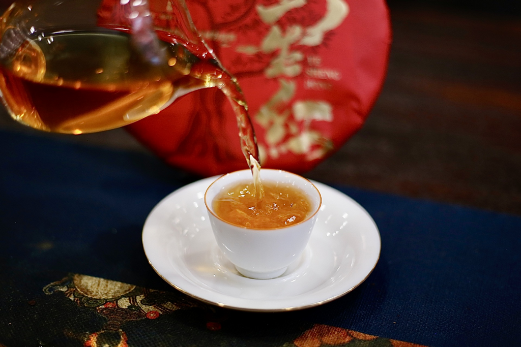 357G Yunnan Dian Hong Fengqing black tea wild ancient tree black tea cake tea
