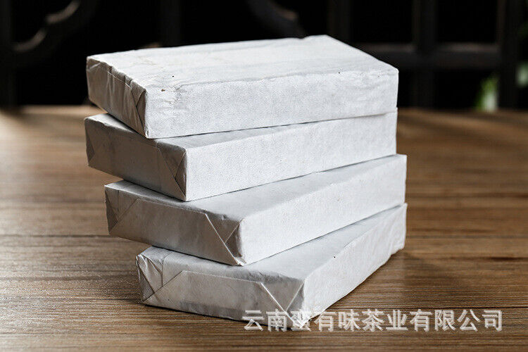 Yunnan Pu'er tea Lao Banzhang golden leaf raw tea 1pack of 4pieces 1bundle= 1kg