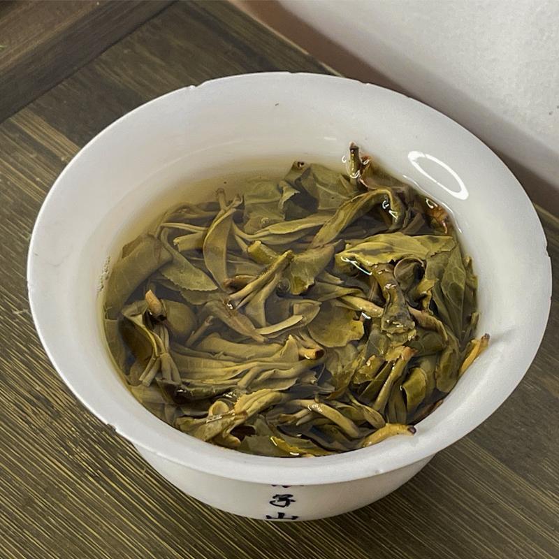 357g Premium Grade Yunnan's Signature Yiwu Ma Hei Pu'er Raw Tea Cake Secondary image