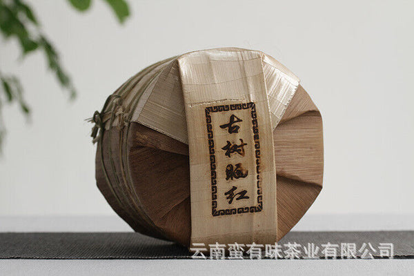 200g cake tea Yunnan Dian Hong tea Fengqing black tea Ancient tree sun red