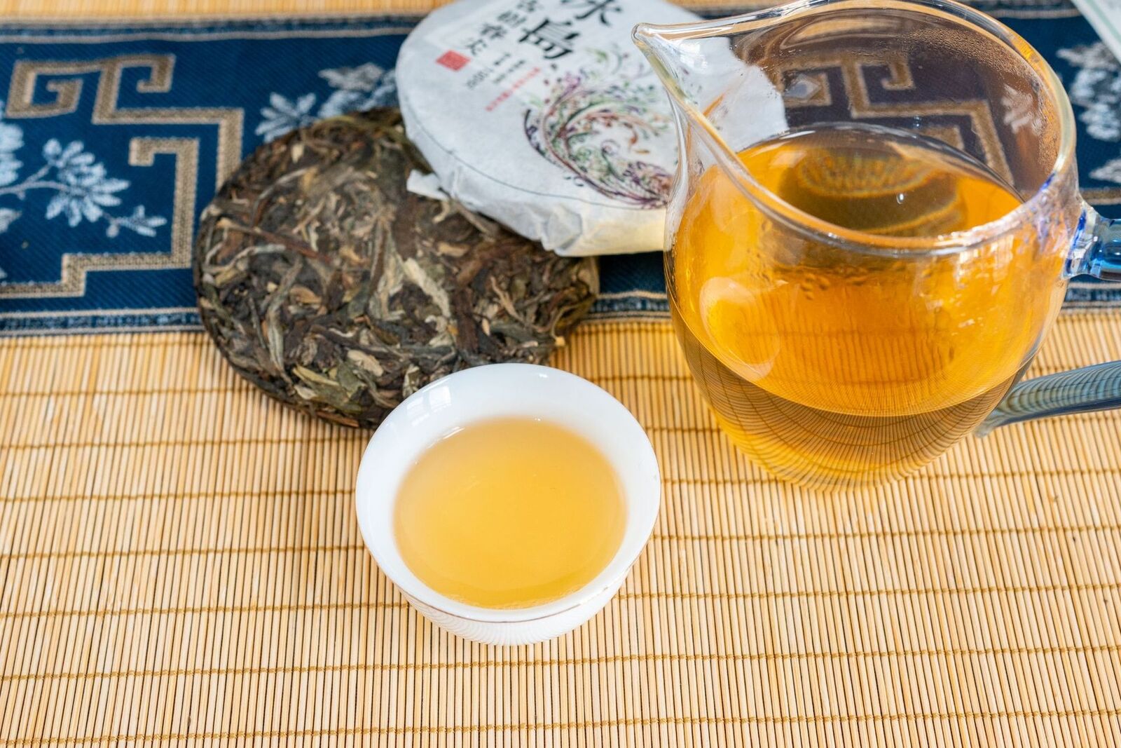 100g Pu'er Raw Tea Iceland Yunnan Ancient Tea Spring Tea Cake Orchid Fragrance