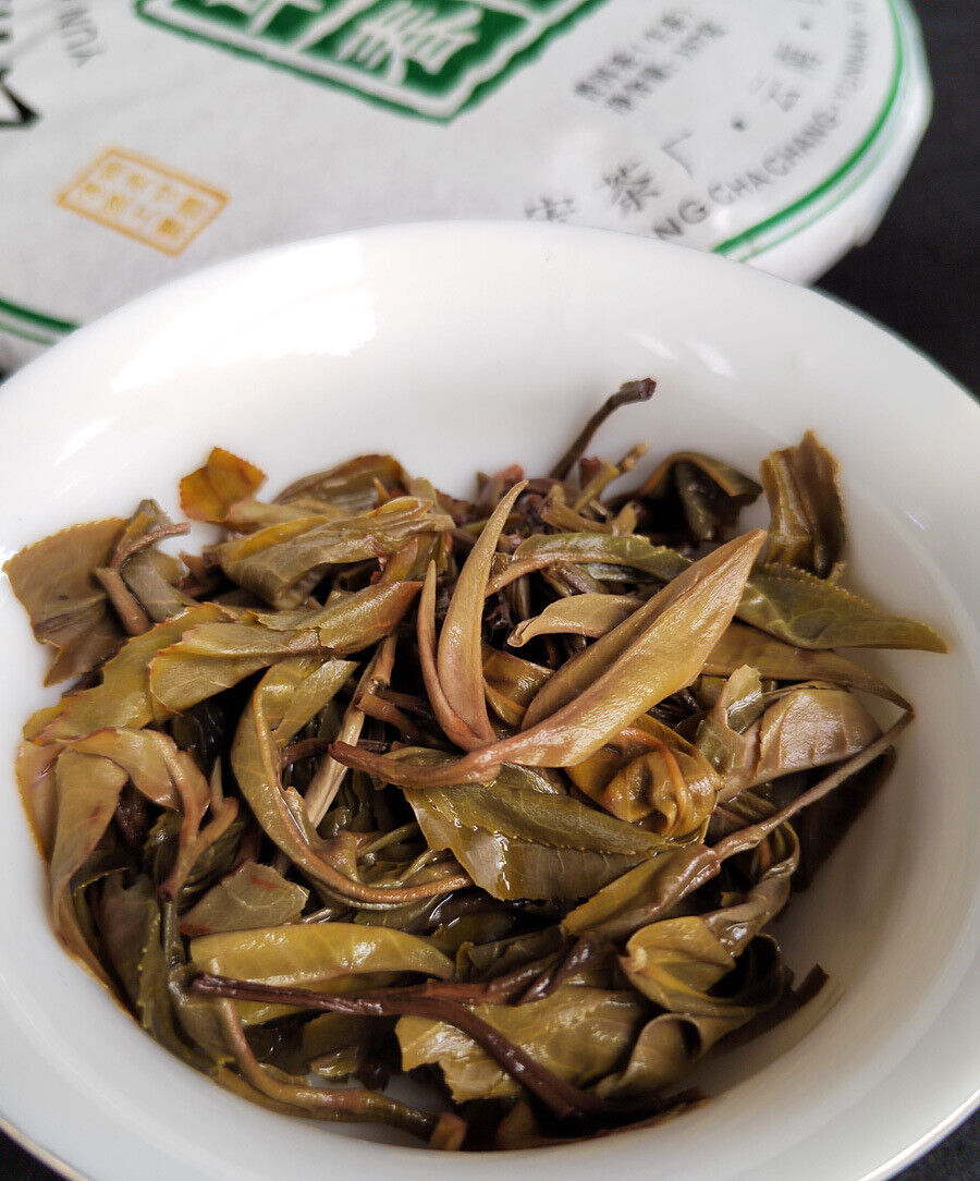 Pu-erh Raw Tea Cake Yunnan Pu-erh Tea 357g 云南七子茶饼 易武早春