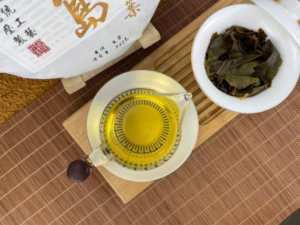 357g Yunnan Pu'er tea cake seven seeds cake tea Iceland gold leaf pure raw tea