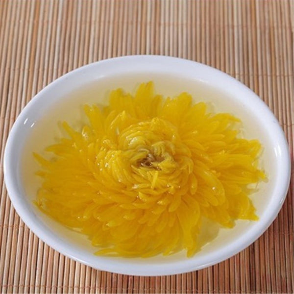 A large Cup of Organic Herbal Tea in Summer Gold Huang Ju 4 pieces chrysanthemum