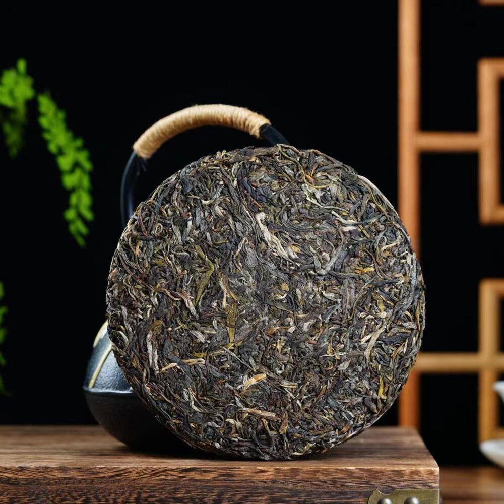 357g Yunnan Pu-erh Raw Tea Cake Lincang Aged Tree Puerh Shengcha Pu'er Green Tea Secondary image