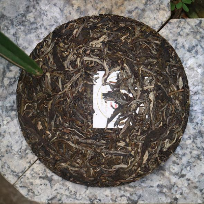 Thé cru Pu'er du Yunnan brun classique gâteau au thé cru thé Pu'er 357g