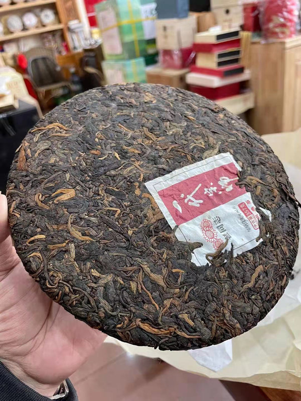 Yi Dai Zong Shi * Haiwan Old Comrade Premium Ripe Pu'er Shu Puer Tea 357g