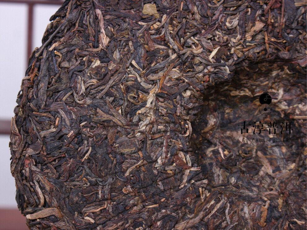 Haiwan Old Comrades 7038 Early Spring Yinhao Pu-erh Pu'er Raw Tea 400g Cake