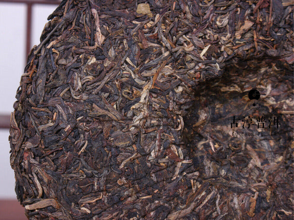 Haiwan Old Comrades 7038 Early Spring Yinhao Pu-erh Pu'er Raw Tea 400g Cake