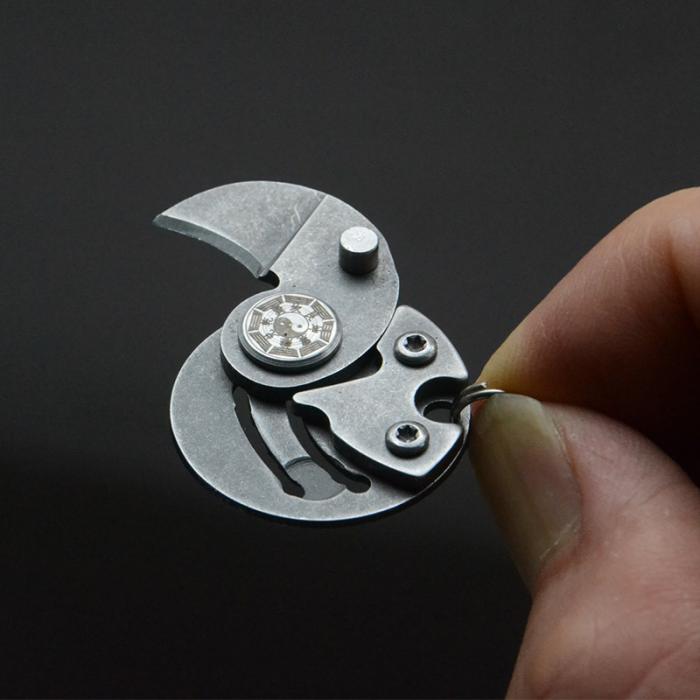 Mini Pocket Knives Outdoor Self-defense EDC Tools Coin Round Steel Folding Blade Knife Portable Gadget KeyRing Pendant Hand Tool