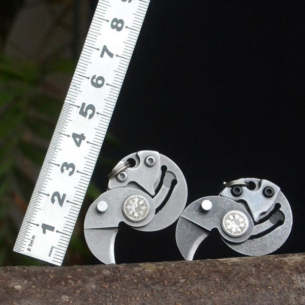 Mini Pocket Knives Outdoor Self-defense EDC Tools Coin Round Steel Folding Blade Knife Portable Gadget KeyRing Pendant Hand Tool