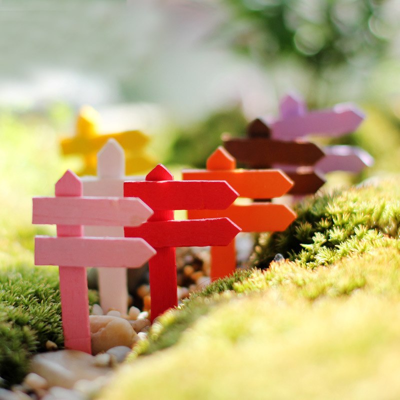 XBJ013 Mini10 pcs Wood Crafts Signpost Garden Ornament Resin Crafts Decor Terrarium Figurines Micro Landscape